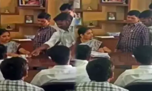 Mlc Elections: జోరుగా ప్రలోభాల పర్వం..ఓటర్లకు డబ్బు పంపిణీపై మంత్రి ఉషాశ్రీ వీడియో వైరల్