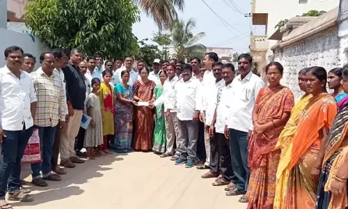 స్నేహితుడి కుటుంబాన్ని ఆదుకున్న క్లాస్ మేట్స్