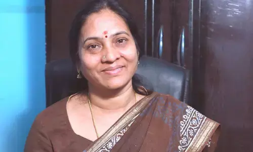 సీఎం కూతురైతేనే మహిళా కమిషన్ స్పందిస్తుందా?