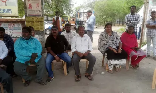 ఈఎస్ఐ గేటు వద్ద నిర్మించిన ప్రహారీని తొలగించాలంటూ ధర్నా