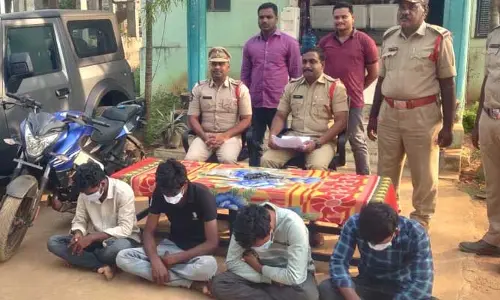 Jeelugumilli: నలుగురు నకిలీ పోలీసులు అరెస్ట్