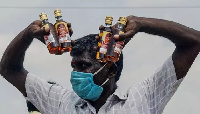 మత్తులో యువత చిత్తు.. పట్టించుకోని అధికారులు మత్తులో యువత చిత్తు.. పట్టించుకోని అధికారులు