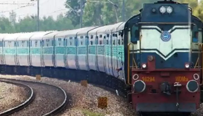 Coromandel express accident : ప్రయాణికులకు బిగ్ అలర్ట్.. ఆ ట్రైన్స్ అన్ని రద్దు చేసిన రైల్వే శాఖ!