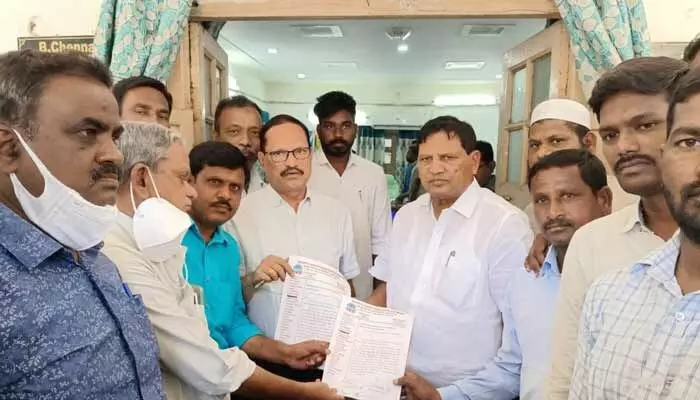 జర్నలిస్టుల ఇండ్ల పట్టాల పంపిణీకి కృషి చేస్తా: ఎమ్మెల్యే నల్లమోతు జర్నలిస్టుల ఇండ్ల పట్టాల పంపిణీకి కృషి చేస్తా: ఎమ్మెల్యే నల్లమోతు