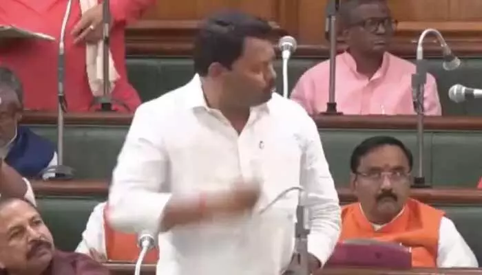 అసెంబ్లీలో మైక్ విరిచేసిన ఎమ్మెల్యే.. సరిచేసే క్రమంలో ఊడిపోయిందంటూ కవరింగ్! అసెంబ్లీలో మైక్ విరిచేసిన ఎమ్మెల్యే.. సరిచేసే క్రమంలో ఊడిపోయిందంటూ కవరింగ్!