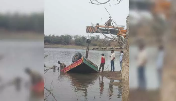 చెరువులో మునిగిన ట్రాక్టర్.. తృటిలో తప్పిన ప్రమాదం