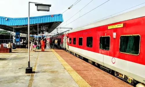 నవజీవన్ ఎక్స్‌ప్రెస్‌లో టికెట్ కలెక్టర్‌‌పై రవితేజ దాడి