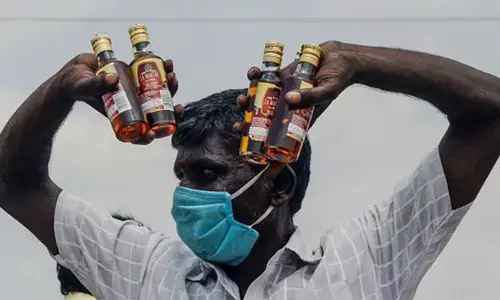 మత్తులో యువత చిత్తు.. పట్టించుకోని అధికారులు