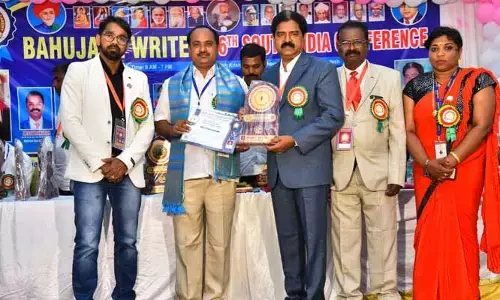 అవార్డు అందుకున్న చింతపల్లి శ్రీనివాస్ గౌడ్