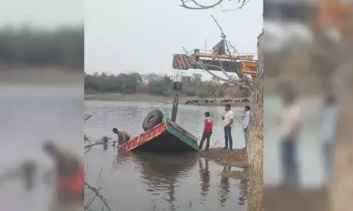 చెరువులో మునిగిన ట్రాక్టర్.. తృటిలో తప్పిన ప్రమాదం
