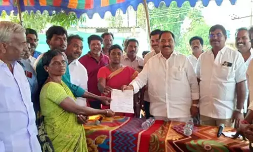 ప్రభుత్వ పథకాలు కంటికి కనబడటం లేదా : ఎమ్మెల్యే సండ్ర ఆగ్రహం