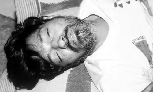 పామును ఎవరూ చంపొద్దని చెప్పి చేతితో పట్టుకోవడంతో..