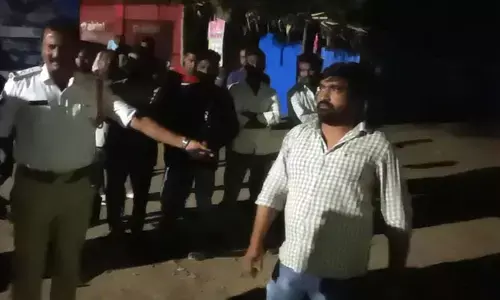 డ్రంక్ అండ్ డ్రైవ్ తనిఖీలలో పోలీసులపై దాడి (వీడియో)