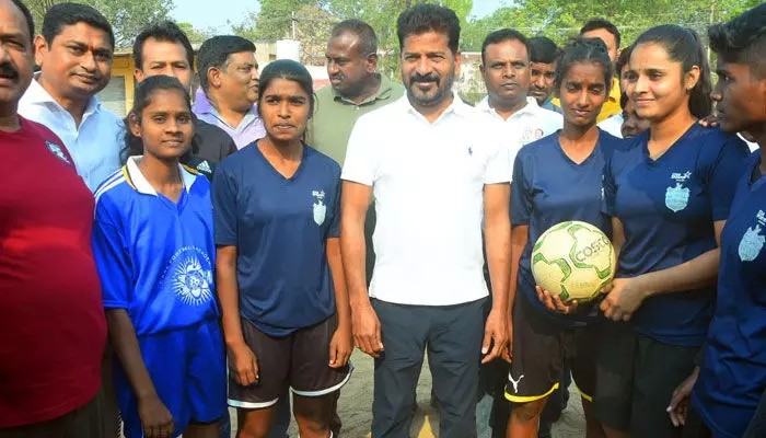 హాథ్ సే హాథ్ జోడో యాత్ర: ఫుట్ బాల్ ఆడిన రేవంత్ రెడ్డి హాథ్ సే హాథ్ జోడో యాత్ర: ఫుట్ బాల్ ఆడిన రేవంత్ రెడ్డి