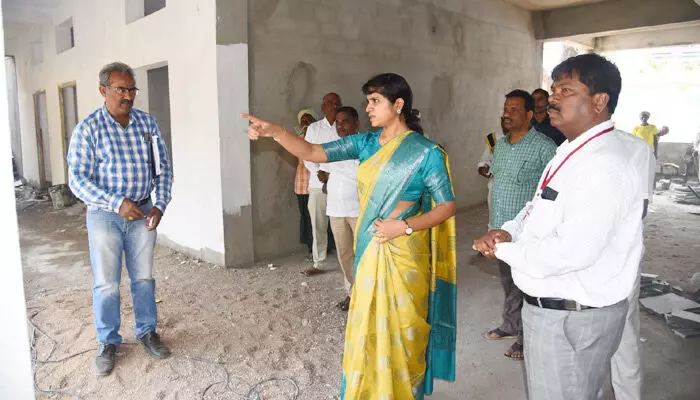 ప్రభుత్వ బాలికల కళాశాల నిర్మాణ పనులను పరిశీలించిన జిల్లా కలెక్టర్.. ప్రభుత్వ బాలికల కళాశాల నిర్మాణ పనులను పరిశీలించిన జిల్లా కలెక్టర్..