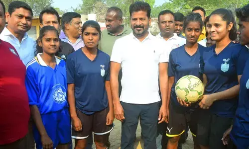 హాథ్ సే హాథ్ జోడో యాత్ర: ఫుట్ బాల్ ఆడిన రేవంత్ రెడ్డి