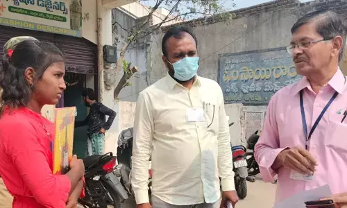 విద్యార్థులకు కన్నీరు మిగిల్చిన ప్రభుత్వ ఒక్క నిమిషం నిబంధన!