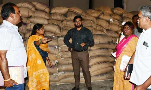 రేషన్ షాపును ఆకస్మికంగా తనిఖీ చేసిన జిల్లా కలెక్టర్