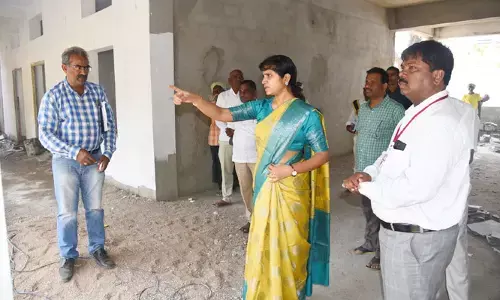 ప్రభుత్వ బాలికల కళాశాల నిర్మాణ పనులను పరిశీలించిన జిల్లా కలెక్టర్..