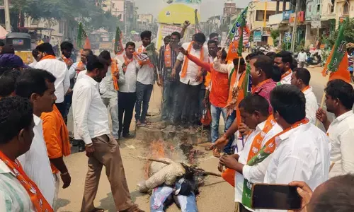ఎమ్మెల్సీ పదవికి కవిత బేషరతుగా రాజీనామా చేయాలి: బీజేపీ నాయకుల డిమాండ్