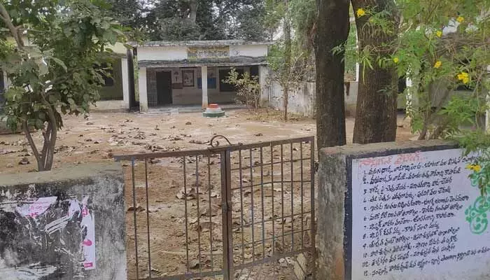 ప్రభుత్వ పాఠశాలలో పురుగుల బీభత్సం ప్రభుత్వ పాఠశాలలో పురుగుల బీభత్సం