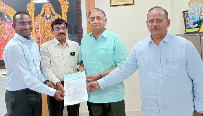 Tirumala: ఎస్వీబీసీకి రూ.11 లక్షల విరాళం Tirumala: ఎస్వీబీసీకి రూ.11 లక్షల విరాళం