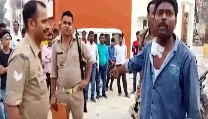 అమ్మో.. నన్ను ఎన్ కౌంటర్ చేస్తారు..? ఆస్పత్రికి వెళ్లే ఖైదీ ఆందోళన (వీడియో) అమ్మో.. నన్ను ఎన్ కౌంటర్ చేస్తారు..? ఆస్పత్రికి వెళ్లే ఖైదీ ఆందోళన (వీడియో)