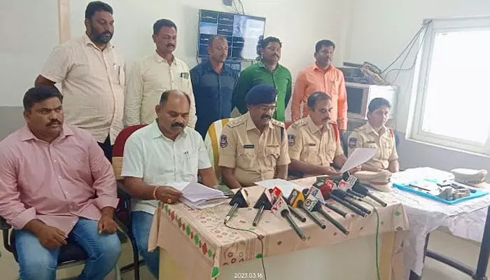 దిశ వార్తకు స్పందన.. అంతర్ జిల్లా మాజీ నక్సలైట్లు అరెస్టు.. దిశ వార్తకు స్పందన.. అంతర్ జిల్లా మాజీ నక్సలైట్లు అరెస్టు..