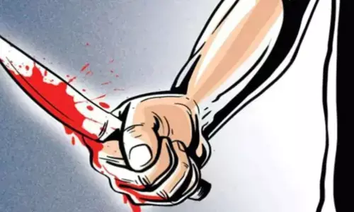 రెచ్చిపోయిన గాంజా బ్యాచ్! కత్తులతో దాడి చేయడంతో..