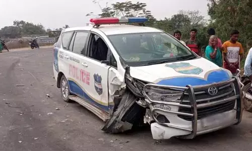 పోలీస్ వెహికల్, 102 వాహనం ఢీ