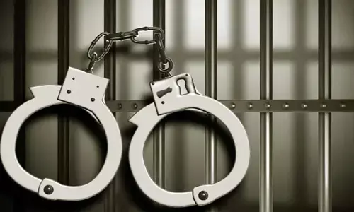 తప్పించుకు తిరుగుతున్న ఇద్దరు అరెస్ట్