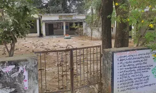ప్రభుత్వ పాఠశాలలో పురుగుల బీభత్సం