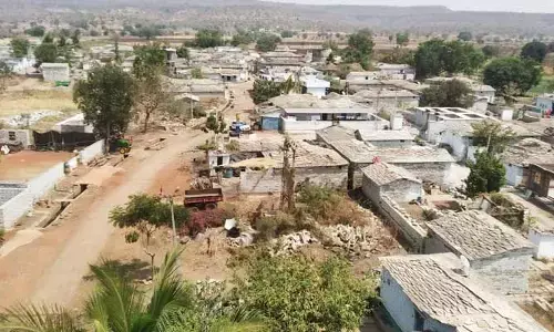 ఆ ఊరును చులకనగా చూస్తున్న పాలకులు... ఎందుకు?