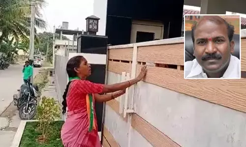 ‘ఎమ్మెల్యే గారు ముద్దు పెట్టండి’.. చిరుమర్తి ఇంటి ఎదుట BJP మహిళా నేత ఆందోళన (వీడియో)