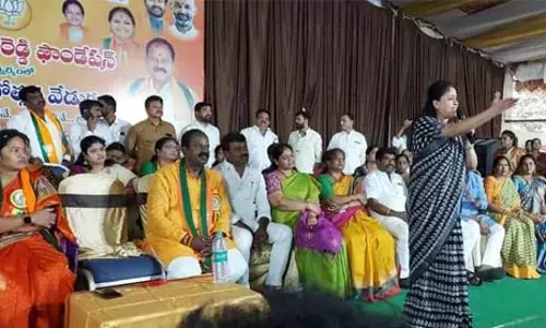 కరప్షన్ కు కేరాఫ్ కేసీఆర్ ఫ్యామిలీ : మాజీ ఎంపీ విజయశాంతి సంచలన వ్యాఖ్యలు