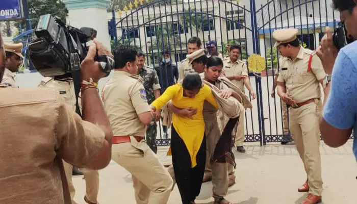వివాదంలో నల్లగొండ సీఐ.. యువతి చెయ్యిపట్టి లాక్కెళ్లడంపై తీవ్ర విమర్శలు (వీడియో) వివాదంలో నల్లగొండ సీఐ.. యువతి చెయ్యిపట్టి లాక్కెళ్లడంపై తీవ్ర విమర్శలు (వీడియో)