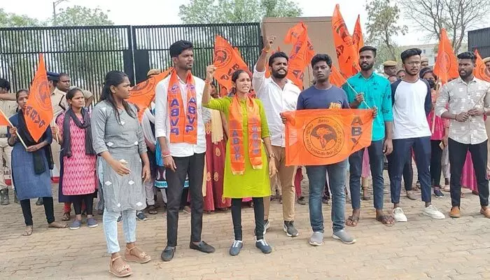 TSPSC పరీక్ష లీకేజీపై కలెక్టరేట్ ముట్టడి ఉద్రిక్తత.. TSPSC పరీక్ష లీకేజీపై కలెక్టరేట్ ముట్టడి ఉద్రిక్తత..