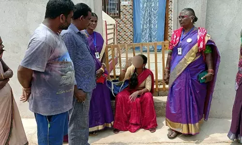 మాయమాటలు చెప్పి లోబర్చుకున్న యువకుడు.. ఇంటి ఎదుట మహిళ నిరసన