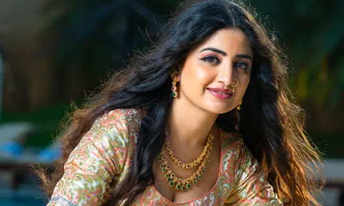 poonam kaur : ముంబై ఆడవాళ్లే కావాలా? మేము పనికిరామా?