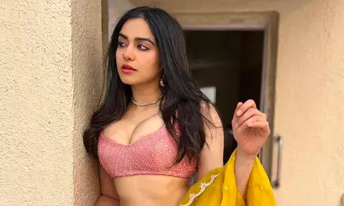 టైట్ బ్రా తో టెంప్ట్ చేస్తున్న ఆదా శర్మ..