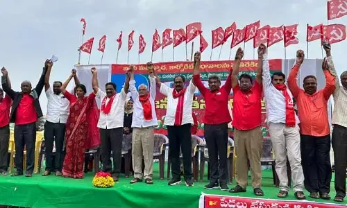 పట్టాలు పొందేవరకు పోరాడుదాం: తమ్మినేని