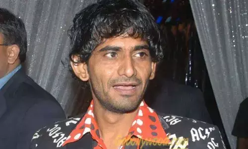హోటల్ గదిలో యువతిపై అత్యాచారానికి పాల్పడిన స్టార్ కమెడియన్