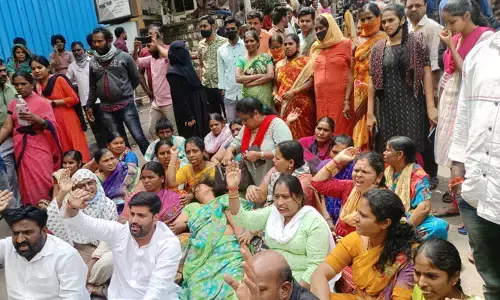 అగ్నిప్రమాద బాధిత కుటుంబాలకు మద్దతుగా ధర్నా..