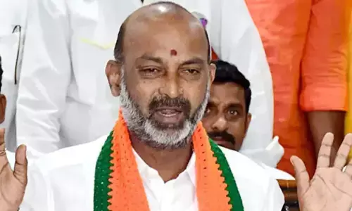 ‘కేసీఆర్‌కు సిగ్గుంటే.. కేటీఆర్‌ను మెడలు పట్టి బయటకు గెంటేయాలి’