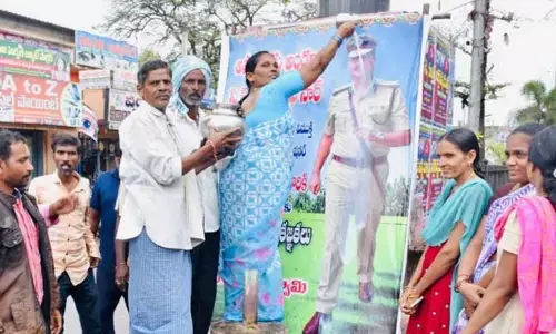 అండగా నిలిచిన సీపీ చిత్రపటానికి బాధిత రైతు పాలాభిషేకం..