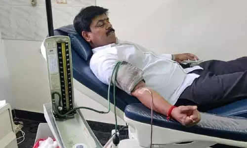 రక్తదానం చేసి మానవత్వం చాటుకున్న బీజేపీ నేత..