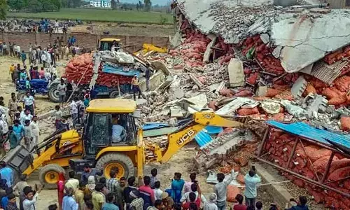 కోల్డ్ స్టోరేజీ పైకప్పుకూలిన ఘటనలో 10 మంది దుర్మరణం