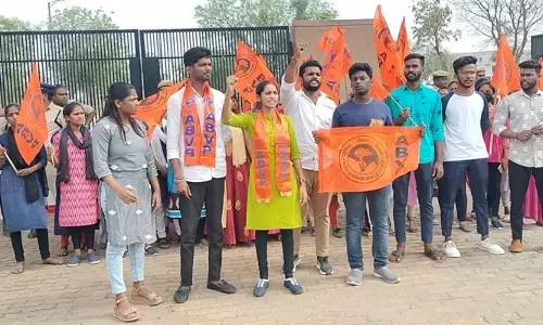 TSPSC పరీక్ష లీకేజీపై కలెక్టరేట్ ముట్టడి ఉద్రిక్తత..