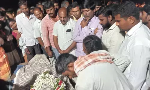 వెన్నెల మృతదేహానికి పెద్ది నివాళులు..