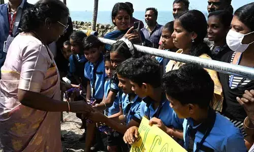 కాన్వాయ్ ఆపి చిన్నారులకు చాక్లెట్లు.. కేరళ పర్యటనలో రాష్ట్రపతి